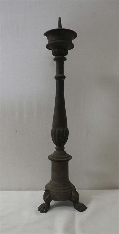 Antico pesante candeliere, candelabro, portacandele, candeliere da altare, candeliere da chiesa, portacero in ottone a un braccio